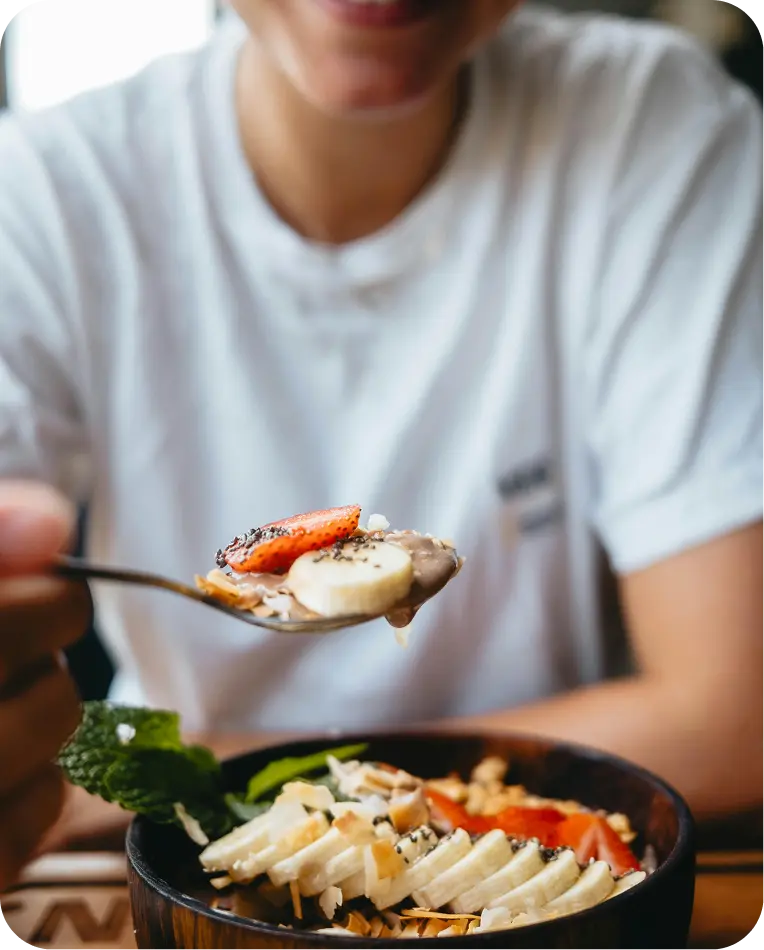 Simon Ducharme qui utilise une pinces de mesure de gras corporel sur un membre Apte Fitness