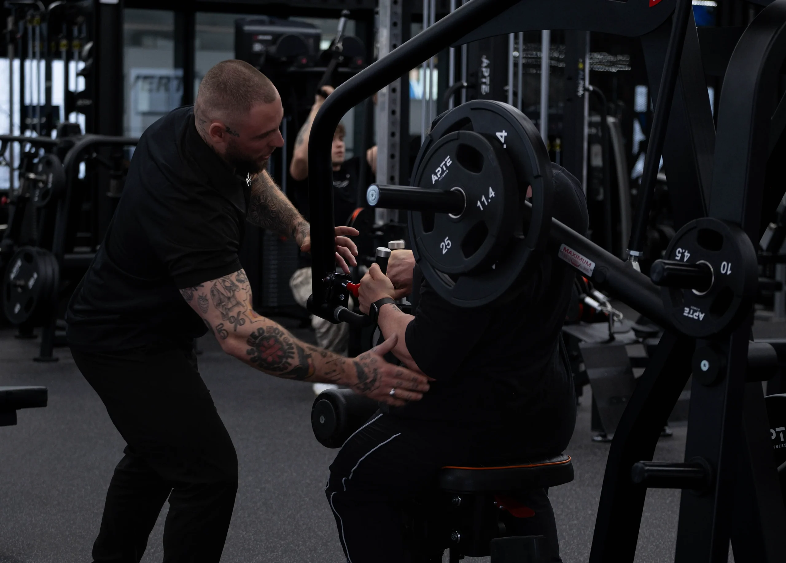 Entraîneur privé avec un membre chez Apte Fitness à Terrebonne